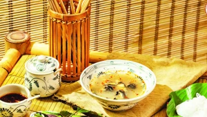 Bún ốc nguội là món ăn thanh nhã, đặc trưng của Hà Nội.