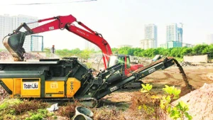 Máy nghiền chất thải rắn xây dựng của Công ty cổ phần dịch vụ Toàn Cầu tại khu vực nút giao Pháp Vân - Cầu Giẽ.
