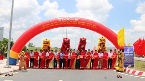 Nghi thức khánh thành công trình giao thông kết nối vùng tại tỉnh Vĩnh Long.