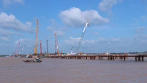 Công trình cầu Đại Ngãi 1 bắc qua sông Hậu tại xã Lưu Nghiệp Anh, tỉnh Vĩnh Long. 