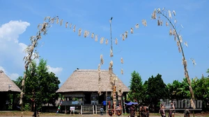 Cây nêu bên mái nhà Gươi, biểu tượng văn hóa của người Cơ Tu. (Ảnh: Thế Dương)