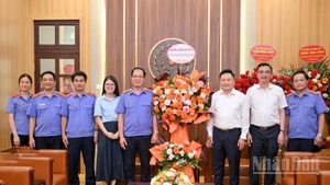 Đoàn Viện Kiểm sát nhân dân tối cao chúc mừng Báo Nhân Dân.