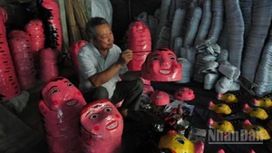 Nghệ nhân Vũ Huy Đông chế tác đồ chơi Trung thu.