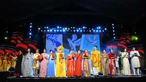 "Di sản Hà Nội” không chỉ tôn vinh thời trang Việt mang đậm hồn cốt dân tộc, mà còn lan tỏa thông điệp về một Hà Nội đang chuyển mình sáng tạo, hội nhập nhưng vẫn giữ bản sắc. Đây là minh chứng sinh động cho khái niệm “di sản sống” - nơi văn hóa không ngủ yên trong bảo tàng, mà hiện hữu, thăng hoa trong đời sống hiện đại và nghệ thuật đương đại.