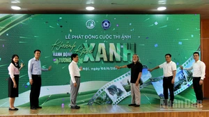 Các đại biểu thực hiện nghi thức phát động Cuộc thi ảnh “Khoảnh khắc xanh - Hành động xanh - Tương lai xanh”. Ảnh: Nguyễn Dương.