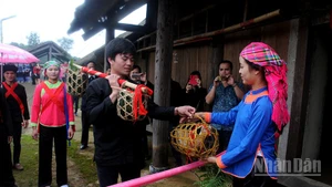 Nghi thức trao lễ vật nhà trai cho nhà gái trong lễ cưới người Giáy.