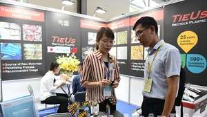 Công ty TIEUS (Đài Loan, Trung Quốc) giới thiệu hạt nhựa tinh chế từ phế liệu – giải pháp thân thiện môi trường, hướng tới phát triển bền vững. (Ảnh: Thế Dương)
