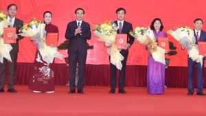 Đại tướng Phan Văn Giang trao các quyết định cho Bí thư và các Phó Bí thư Tỉnh ủy Đồng Tháp (mới).