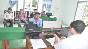 Bộ phận hành chính công tại xã Bình Trưng mới đi vào hoạt động phục vụ người dân.