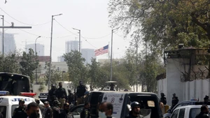 Lực lượng thực thi pháp luật được triển khai bên ngoài Lãnh sự quán Mỹ tại Karachi, Pakistan, ngày 1/3/2026. Ảnh: THX/TTXVN