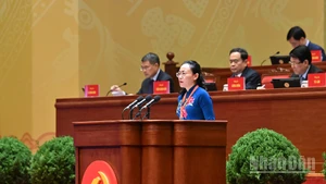 Đồng chí Lê Ngọc Hân, Bí thư Đảng ủy đặc khu Cô Tô, tỉnh Quảng Ninh trình bày tham luận “Bảo vệ môi trường, thích ứng với biến đổi khí hậu - Trụ cột chiến lược trong phát triển bền vững của kỷ nguyên mới nhìn từ thực tiễn đặc khu Cô Tô, tỉnh Quảng Ninh". Ảnh: NHÂN DÂN