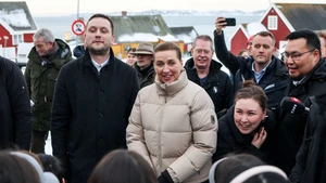 Thủ tướng Đan Mạch Frederiksen (giữa) gặp gỡ người dân Greenland.