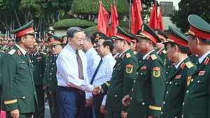 Tổng Bí thư Tô Lâm với cán bộ, sĩ quan Quân đoàn 12 (Bộ Quốc phòng). (Ảnh: ĐĂNG KHOA)