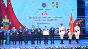 Tổng Bí thư Tô Lâm trao Huân chương Độc lập hạng Nhất tặng ngành tài chính. (Ảnh: ĐĂNG KHOA)