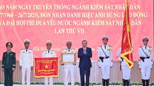 Tổng Bí thư Tô Lâm trao Danh hiệu Anh hùng lao động cho ngành kiểm sát nhân dân. (Ảnh ĐĂNG KHOA)