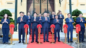 Tổng Bí thư Tô Lâm và Chủ tịch nước Lương Cường và các đại biểu thực hiện nghi thức bàn giao Trụ sở làm việc Cơ quan Chủ tịch nước. (Ảnh: ĐĂNG KHOA)