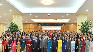 Tổng Bí thư Tô Lâm, các đồng chí lãnh đạo Đảng, Nhà nước cùng các đại biểu Quốc hội trẻ tại buổi gặp mặt. (Ảnh: THỦY NGUYÊN)