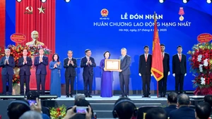 Tổng Bí thư Tô Lâm trao Huân chương Lao động hạng Nhất tặng Bộ Nội vụ. (Ảnh ĐĂNG KHOA)