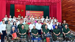 Tổng Bí thư Tô Lâm với các đồng chí thương, bệnh binh và đại biểu tại Trung tâm Điều dưỡng thương binh Thuận Thành. (Ảnh: ĐĂNG KHOA) 