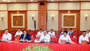 Tổng Bí thư Tô Lâm và các đồng chí lãnh đạo Đảng, Nhà nước chủ trì buổi làm việc với Ban Thường vụ Quân ủy Trung ương. (Ảnh: ĐĂNG KHOA)
