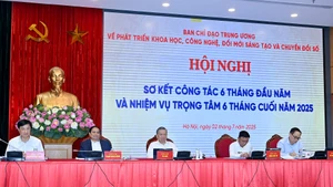 Tổng Bí thư Tô Lâm, Thủ tướng Chính phủ Phạm Minh Chính và các đồng chí lãnh đạo Đảng, Nhà nước chủ trì hội nghị. (Ảnh: ĐĂNG KHOA)