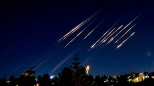 Tên lửa Iran trên bầu trời Israel.