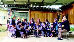 Bí thư Chang Thế Sửu (ngoài cùng bên phải) tuyên truyền chính sách dân tộc cho chị em người H’Mông.