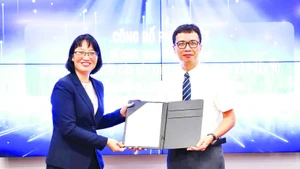Phó Chủ tịch Ủy ban nhân dân Thành phố Hồ Chí Minh Trần Thị Diệu Thúy trao quyết định cho Trung tâm INOMAR tham gia Đề án CoE. (Ảnh KHẮC HIẾU)