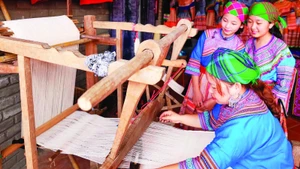 Hiện nay, so với các dân tộc khác, dân tộc H’Mông còn giữ được nhiều phong tục, tập quán độc đáo. Một trong những nét đẹp đó là việc dệt vải, thêu, may các bộ trang phục, rực rỡ đậm bản sắc của dân tộc mình.