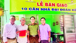 Đại diện Tỉnh ủy, lãnh đạo Công an tỉnh Tây Ninh và đại diện Báo Nhân Dân trao nhà tặng ông Nguyễn Văn Dễ.