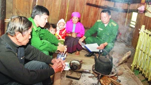 Một buổi tuyên truyền, vận động đưa trẻ đến lớp của cán bộ, chiến sĩ Đồn Biên phòng cửa khẩu Lóng Sập.