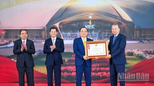 Tập đoàn Vingroup nhận Huân chương Lao động hạng Nhất