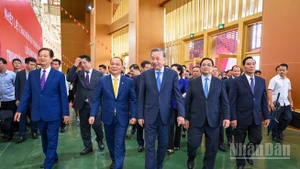 [Ảnh] Tổng Bí thư và Thủ tướng tham quan Trung tâm Hội chợ Triển lãm quốc gia