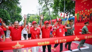 [Ảnh] Rợp sắc đỏ sao vàng tại Lễ phát động chương trình "Cùng Việt Nam tiến bước"