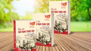 Sống lại những ngày lịch sử qua từng trang sách “Dấu ấn Cách mạng Tháng Tám năm 1945”
