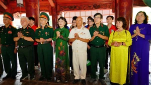 Các thành viên Câu lạc bộ "Mãi mãi tuổi 20" kính cẩn nghiêng mình dâng nén tâm hương trước anh linh các bậc tiền nhân, các anh hùng liệt sĩ tại khu di tích Văn Miếu-Quốc Tử Giám.