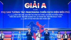 Nhà báo Thi Uyên đại diện nhóm tác giả Báo Nhân Dân nhận giải A hạng mục Báo chí sáng tạo. (Ảnh: THÀNH ĐẠT)