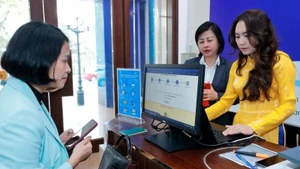 Người dân thực hiện dịch vụ công trực tuyến. (Ảnh: TTXVN)