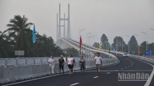 Người dân tập thể dục trên đường dẫn vào cầu.