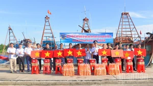 Bộ Tư lệnh Vùng Cảnh sát biển 3 tặng cờ và quà cho các ngư dân.