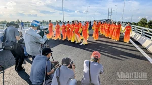 Người dân chụp ảnh lưu niệm trên cầu Rạch Miễu 2 trước ngày khánh thành, đưa vào sử dụng. (Ảnh: TRUNG HIẾU)