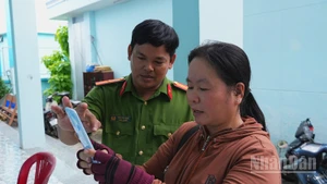 Công an xã Tân Phước 3 (tỉnh Đồng Tháp) hướng dẫn người dân đăng ký tài khoản định danh điện tử VNeID.