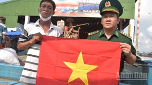 Tặng cờ và tuyên truyền khai thác hải sản bất hợp pháp, không báo cáo, không theo quy định cho ngư dân.