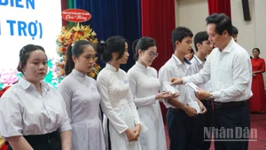 Lãnh đạo tỉnh Đồng Tháp trao học bổng cho các em học sinh trên địa bàn tỉnh.