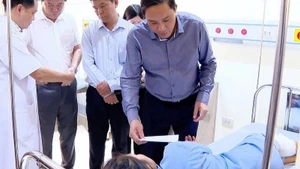 Đồng chí Hoàng Giang, Phó Bí thư Thường trực Tỉnh Ủy Lào Cai thăm hỏi, động viên các nạn nhân vụ sạt lở đất đêm 13/7.