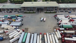 Hàng hóa chờ xuất khẩu qua Cửa khẩu Quốc tế đường bộ số II KIm Thành.