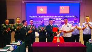 Trưởng đoàn hai bên ký kết Biên bản hội đàm.