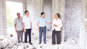 Lãnh đạo xã Thanh Lâm kiểm tra tiến độ xây dựng nhà tặng gia đình bà Trần Thị Trâm, thôn Trung Hiếu Thượng.