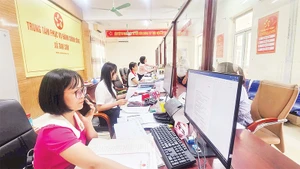 Công chức xã Tam Sơn, tỉnh Phú Thọ giải quyết thủ tục hành chính cho người dân.