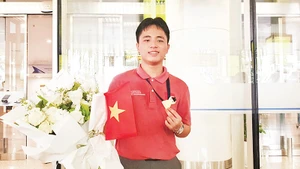 Ngô Quang Minh và tấm huy chương vàng Olympic quốc tế môn Hóa học 2025.